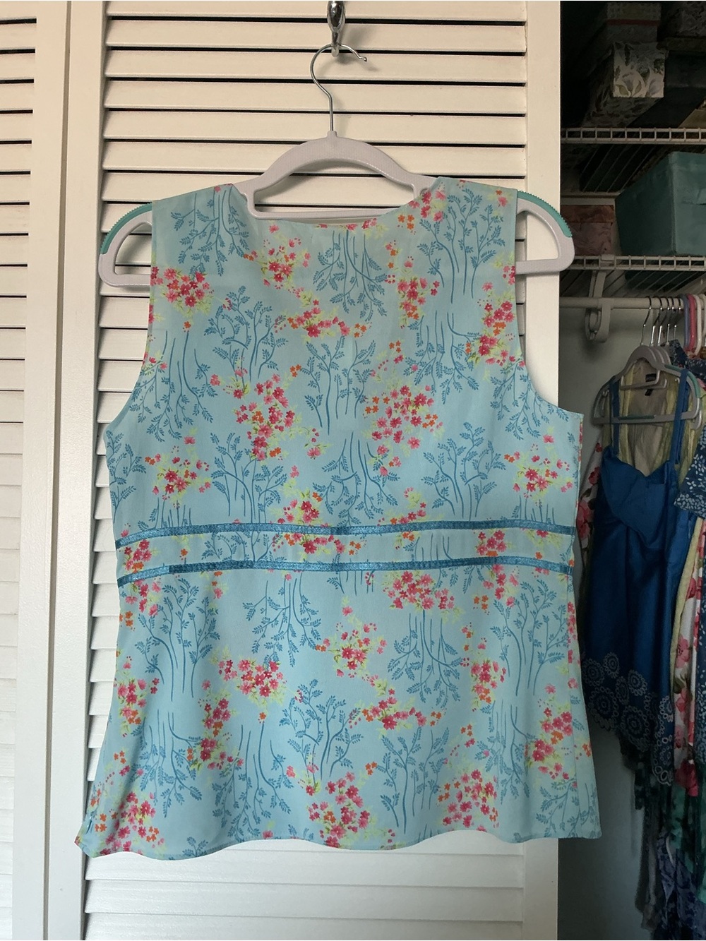 Old Navy Light Blue Floral V-Neck Sleeveless Top - Picture 2 of 3